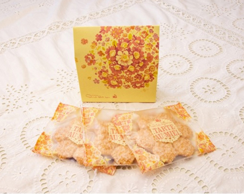 2 26 月 より プレゼントにおすすめ♪ 数量限定「缶入りバトン 5本入り 」販売開始 こんにちは。本日は、キルフェボンオリジナルデザインの缶に、人気の焼菓子バトンを5本詰め合わせた「缶入りバトン 5本入り 」をご紹介いたします。 キルフェボンブルー×白のどこか