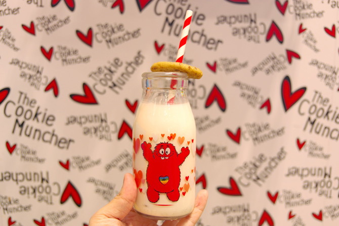 原宿・竹下通りの最新グルメ ^^♪ 韓国から次々に上陸☆レ・シャイナー はレインボーサンド＆レインボーカップケーキ、2018年5月23日にオープンした レインボースイーツ原宿はレインボーロールアイス、 ロング！ロンガー！！ロンゲスト！！！ 原宿店では日本一