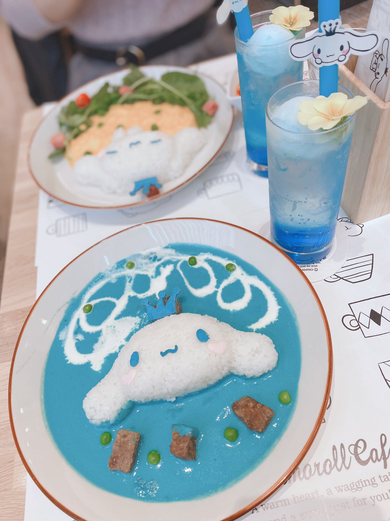 今日は「青い食べ物」についてご紹介♪ 今インスタでも人気の「青い食べ物」自然界ではあまり存在しないと言われている青い食材ですがそのフォトジェニックさが人気を博しています📷✨ 青い食べ物 ブームの一端を担うのが、近年開発されている「天然青色着色料