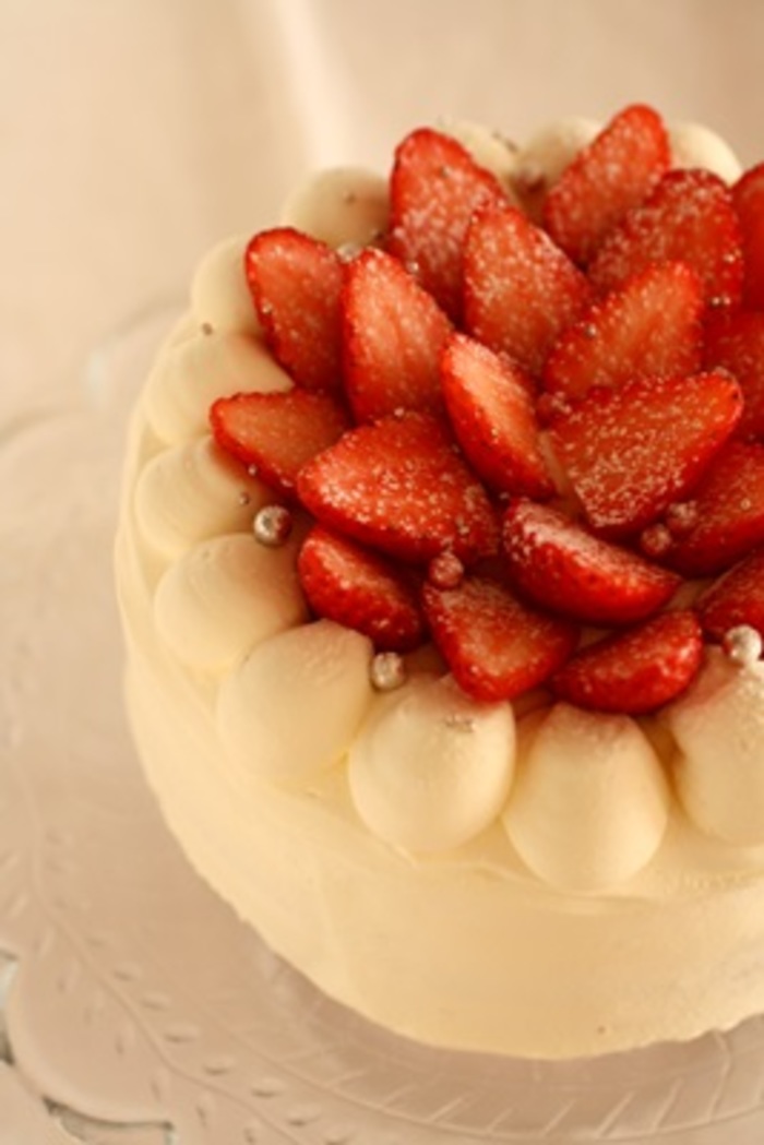市販のお菓子で作れる！簡単なのに豪華見え「イチゴのクリスマスケーキ」 - ARNE