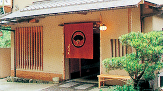 Toriijaya, Kibune, Kyoto🇯🇵, @kibune.toriijaya 鳥居茶屋真々庵 しんしんあん ,🚏京都市左京区鞍馬貴船町26, ☎️075-741-2231, ⭐️11:00-20:30 会席入場18:00 6-9月のみ開業,今年も梅雨明けの暑い夏は京都貴船に。貴船神社と貴船バス停の間にある鳥居茶屋で川床料理。6-9月だけの営業。,