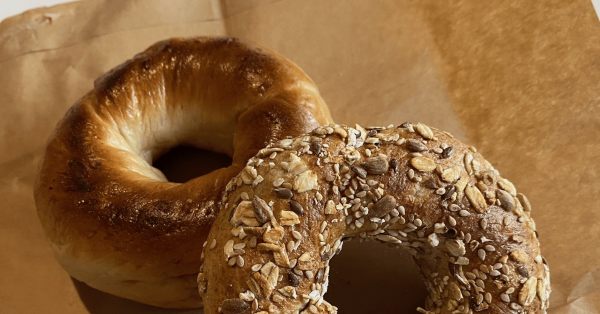 ベーグルの保存方法のご紹介🍩 ・常温で3日 ・冷蔵で5日 ・冷凍で約3週間 ベーグルを購入していただいた際には食べ方などのご案内も一緒にお渡ししておりますのでご自宅でもご確認くださいませ✨ お土産でお友達に持っていく など何枚か必要な場合はお声がけください