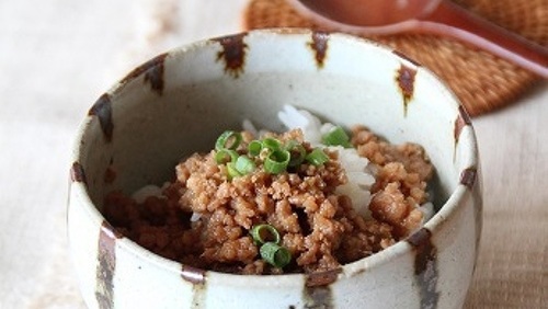 もつ料理に欠かせない下処理 – 三六 みろくもつ、もつ焼き、もつ煮込み、白レバ