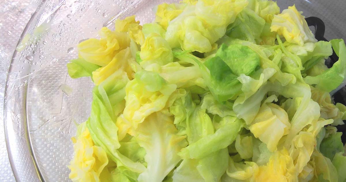 居酒屋キャベツ ①キャベツ 1 4 を手でひと口大くらいの大きさにちぎる ②ねぎ 1 2本 の真ん中の部分を取り除き、斜め細切りにして氷水につけておく③皿にキャベツ 半分 を入れ、塩 1つまみ とごま油 大さじ1 かけ、その上に残りのキャベツをのせ、塩 3