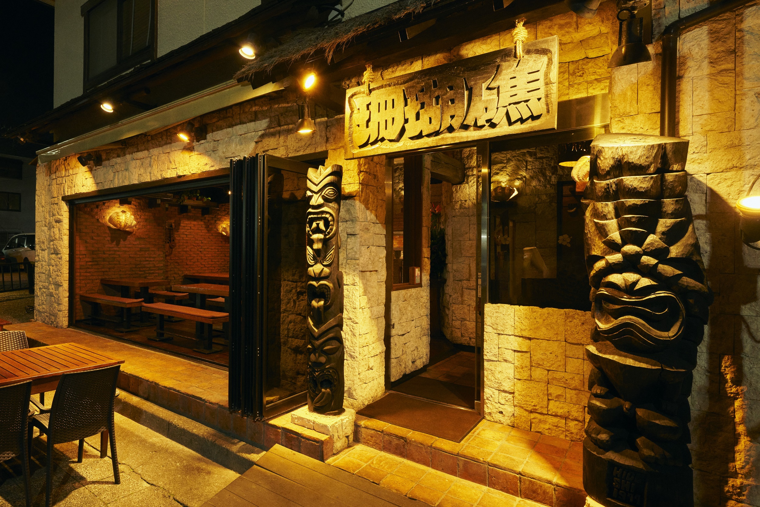 モアナマカイ珊瑚礁 湘南にある、カレーと多国籍料理のレストラン🍽 国道134号沿いから七里ヶ浜の海岸を臨む、最高のロケーション🌊いつ訪れても行列の絶えない大人気のお店で、江の島からのランチはほぼ毎回こちらです😋 キーマカレー 辛すぎず甘くなくの程よい旨味