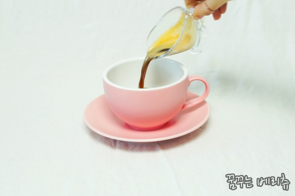 ウインナーコーヒーってどんなコーヒー？飲み方・作り方も紹介食・料理オリーブオイルをひとまわし