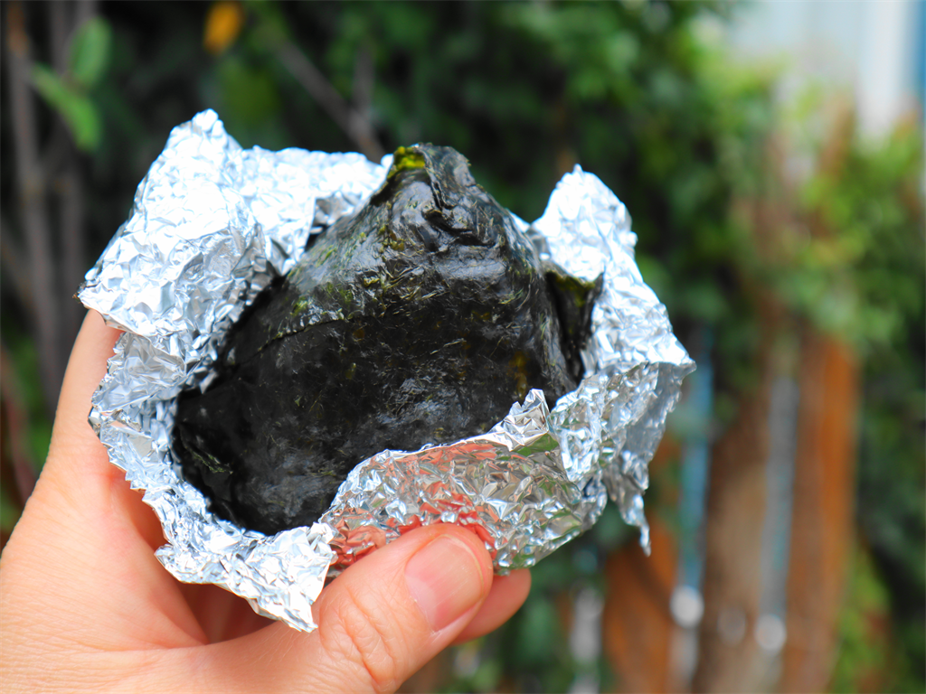 海苔のパリパリ感をキープしたままのおにぎりの包み方