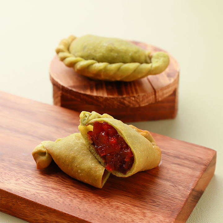 ピロシキはロシアの代表的なロールパンです。詰め物は肉や野菜でできています。Premium写真