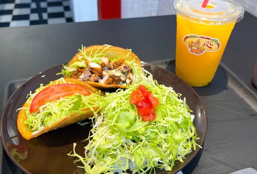 日本初フレンチタコスの店, → @bontacos758 , こんにちは！, ボン・タコス 名古屋則武新町店です🧑‍🍳, 当店の看板メニュー,ボンタコスを紹介します✨, ボンタコスは, フランスのリヨン発祥のフレンチタコス🇫🇷, フラワートルティーヤで, メインフィリング,フライドポテト, チーズ, ソースなどを包み込み、, 中身ごと焼く王道スタイル, メインフィリングやソースは全て自家製,