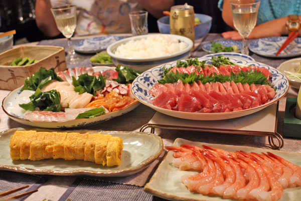 具を盛り付けてサーブするだけ！会話もはずむ手巻き寿司でホームパーティーをしようおうちごはん