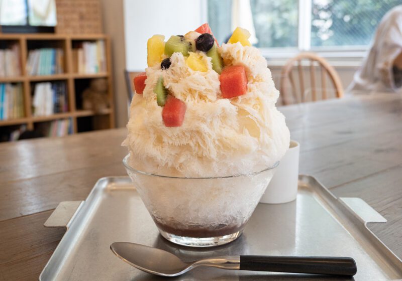 ◾️しろくまかき氷感想博多リバレインモール地下にあるカフェ 柔らかく削った氷に自家製ミルクシロップがかかっています！豊富なフレッシュフルーツとふわふわ練乳生クリームでふわふわかき氷🍧を包んでいて大満足のおいしさとボリューム！ 和束中井製茶場の宇治