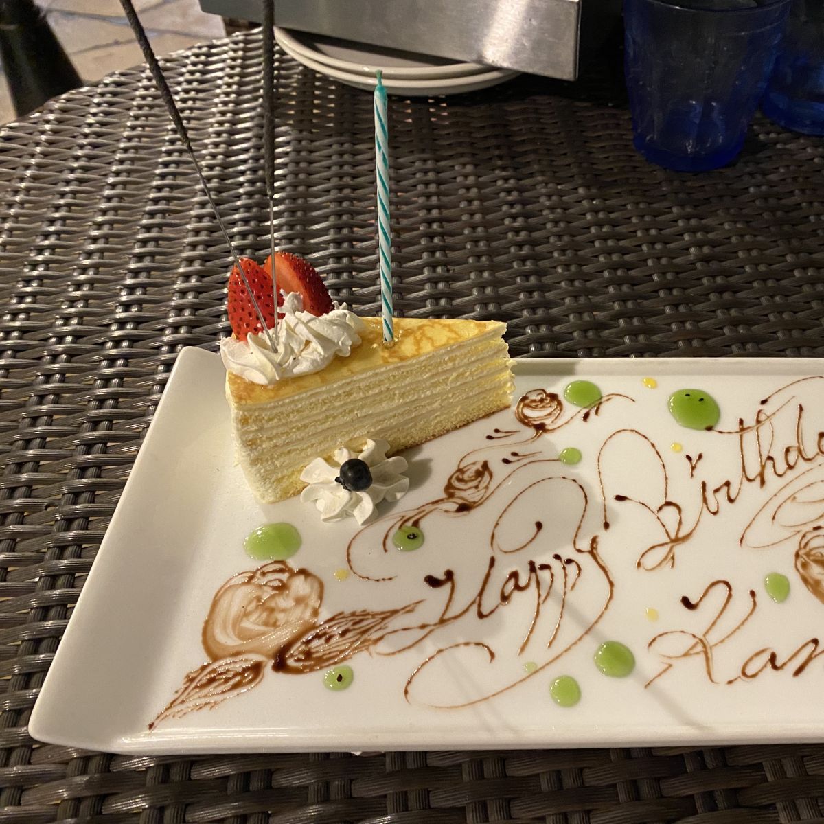 サプライズケーキとは？特別な日を彩る、驚きと喜びの仕掛け