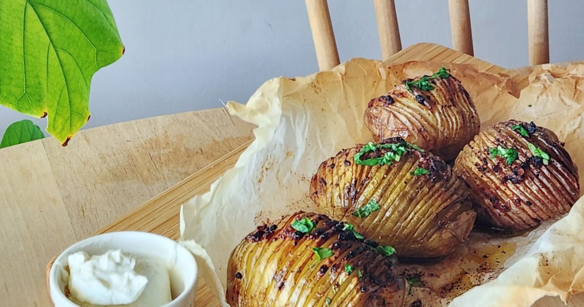 コストコ新作デリカ「ハッセルバックポテト」登場！ベーコンとパセリソースが特徴的