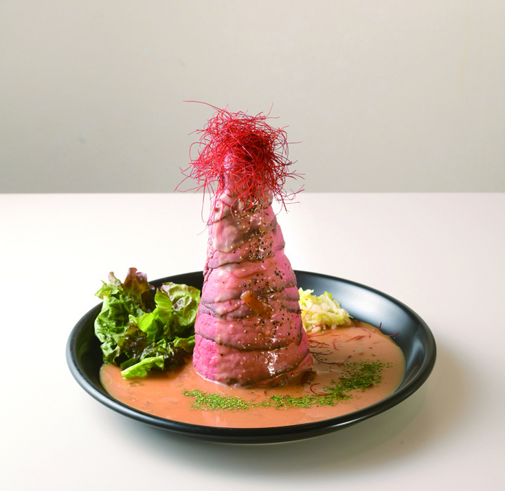火山に見立てたローストビーフ丼、超ド級のインパクトです │ ヒトサラマガジン