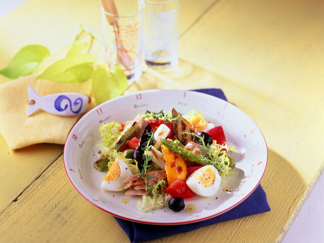 生のジャンボマッシュルームとルッコラの生レモン搾りサラダ」ビンチェ ビンチェ のメニュー創作洋食