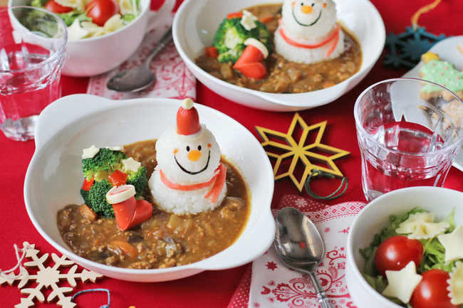 カレーライスを雪だるまみたいに トッピングしてみました⛄️❤️ 市販のカレールーに これ!うま!!つゆをプラスすると よりコクが出て美味しくなるのでとってもおすすめです🥺 皆さんもぜひ作ってみてくださいね✨ ▽材料 豚こま肉 150g にんじん 1本 じゃがいも 2個