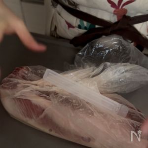 初めてベーコンを作ってみました。 と言っても、燻製器は無い為、魚焼きグリルで作る方法で。 3日間、塩麹と月桂樹の葉に漬け込んで、後は魚焼きグリルで紅茶を燻しながら弱火でじわじわと炙ってみました。家族には好評でした。手作りベーコン