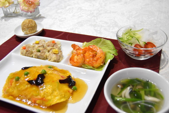 _献立・天津飯@ryuji_foodlabo さんのレシピ・醤油麹から揚げ ・紫玉ねぎと黄パプリカの彩りサラダ ・スライストマト・りんごやちむんやちむんでおうちごはん献立おうちごはんおぼんごはん料理写真料理記録てづくりごはん365こどもごはん