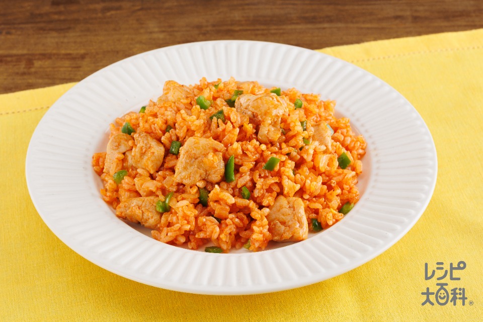 炊飯器で簡単に作るガーリックライスに, こんがり焼いたチキンをのせて , にんにくチップもたっぷりのせて贅沢にいただきました😋, ▼材料 2合分, 鶏もも肉 300g, 米 2合, ガーリックスライス 1かけ分, 塩コショウ少々, Yummy! ガーリック&ペッパー大さじ2, サラダ油 大さじ1,