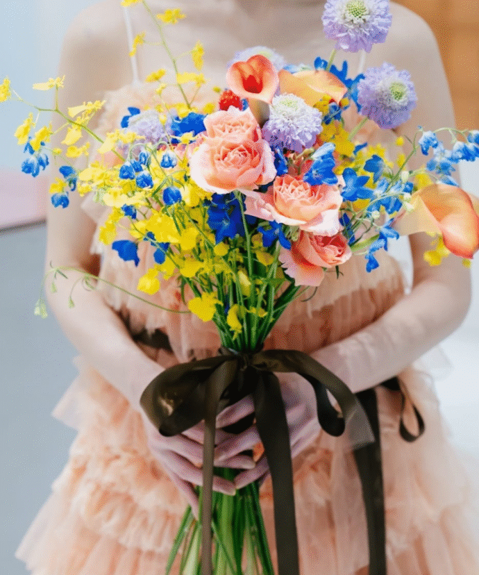 そのまま飾れる花束 スタンディングブーケ おしゃれなシック系小さめサイズ花・フラワーギフトの通販サイトhana