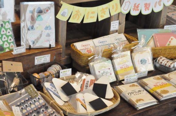 Amazon「パン-おにぎり」おもしろ 筆文字 服 面白い文字入り TシャツTシャツ・カットソー 通販