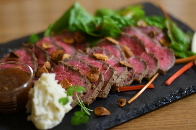 ステーキの盛り付け方のコツを料理男子が基本から徹底解説