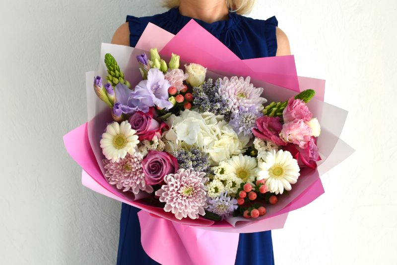 花束の渡し方シーン別のマナーや注意点観葉植物・お花の通販 AND PLANTSアンドプランツ