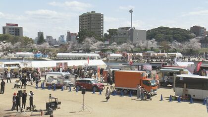 岡崎の桜まつりと言ったらやっぱコレよ！」 規格外サイズの巨大花見団子が話題にまいどなニュース