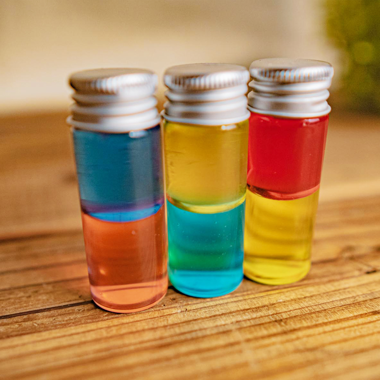 手作りおもちゃかんたん バイカラーボトルの遊び方ぜひ製作や日々の遊びで使ってもらえると嬉しいです。とってもかんたんなので、ぜひ子どもたちと一緒に遊んでみてね！ - YouTube