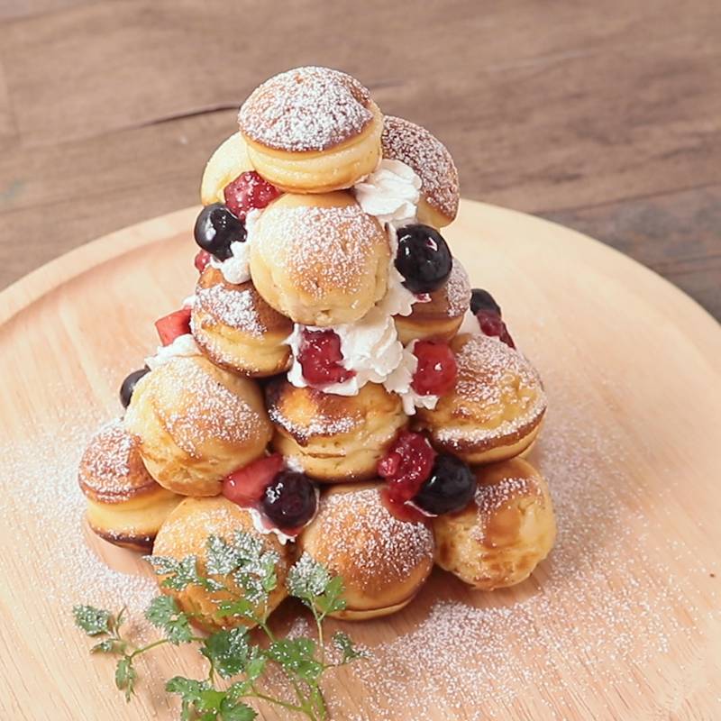 🎇🎇🎇 おまつりの屋台には欠かせない！ ベビーカステラ♪ エンゼルキッズの夏まつりにも ベビーカステラ屋さんが 登場する予定です。クラフト紙を、ちょっと楕円の形にするだけでも あら♪ベビーカステラ感♪ せっかくなので、 ベビーカステラをいれる紙袋にもひと工夫