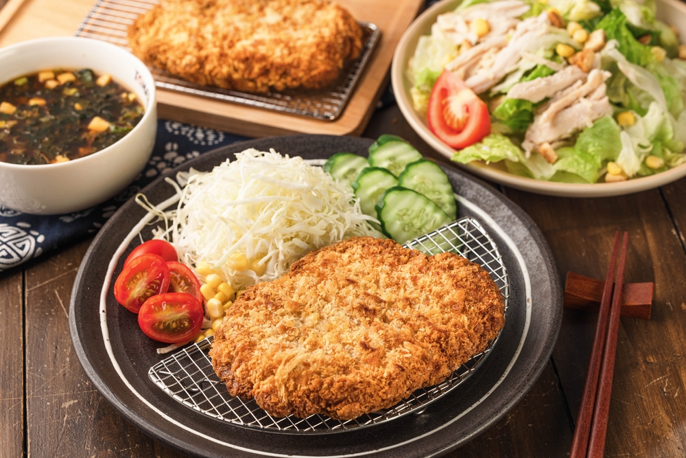 ごはんの記録. 🍴献立🍴 🍀とんかつ 🍀ねばねばサラダ 🍀にんじんしりしり 🍀野菜の味噌汁 大根、人参、キャベツ🍀白ごはん🍀りんご . 今日の夜ごはんはとんかつです。 低温調理してから揚げているので、 厚みのあるお肉も中はしっとり、 外はサクサクに仕上がり