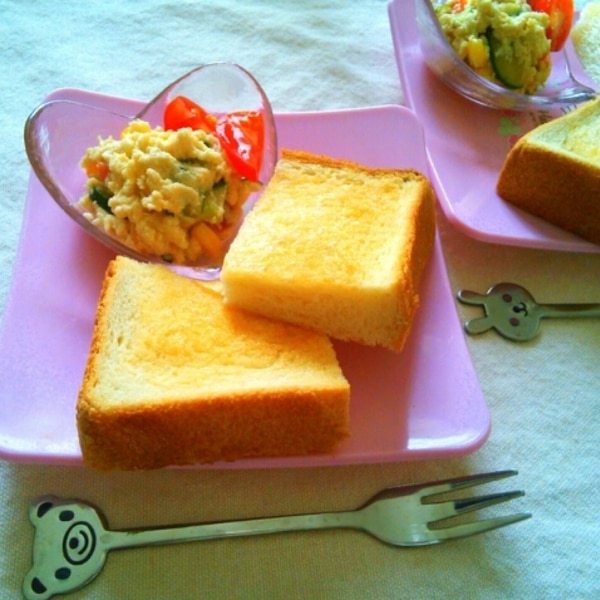 こどもごはん 今日の4兄妹の朝ごはん😋✨ ・ 食パンまん 唐揚げ アンパンマンポテト ミニプリン、いちご ・ 久しぶりに食パンまんで朝ごはん🫶アンパンマンポテト、娘が食べたい！って久しぶり買った😂 唐揚げは夜の残り🙏 ・ よく「みんな同じ量だけど、長男くんは足り