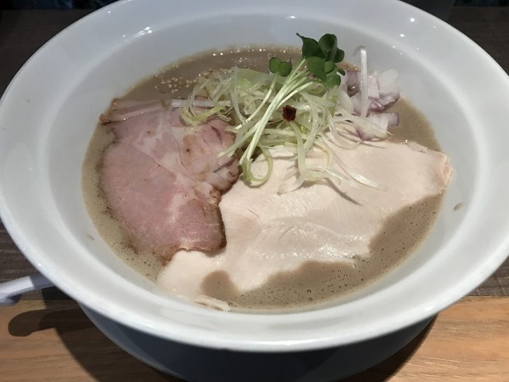 JR六甲道駅の西側に『鶏白湯 とりぱいたん ラーメン MUTSUKI』ができてる。オープン以来行列が絶えないお店神戸ジャーナル