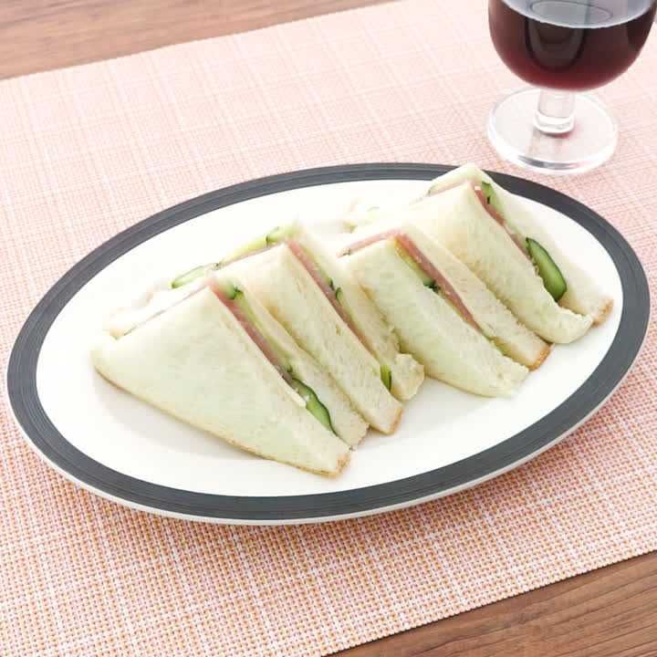 きゅうりに一工夫加えるだけで劇的にパリパリに いつもの「サンドイッチ」がランクアップする – Sirabee