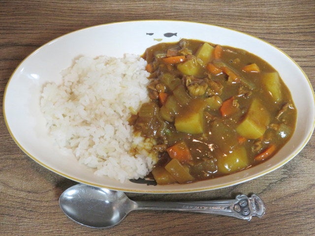 NO CURRY NO LIFE🍛 海上自衛隊⚓️では、 毎週金曜日にカレーを食べる慣習があります😋 本校の推しカレーは、 「キーマカレー」に瀬戸内産のシラス🐟をトッピング✨皆さんの推しカレーは？江田島海自カレーの紹介本校 キーマカレー のほか、幹部候補生学校