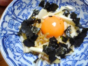 和田明日香さんの『フライド長芋』 ①長芋300gを長さ約5cm、1.5cm角に切る ②長芋に塩ふたつまみを振り、小麦粉を適量まぶす③フライパンの底から1cm程度の深さまで油を入れ火にかける ④きつね色になるまで揚げ焼きにする ⑤魚焼きグリルの上にキッチンペーパーを敷き