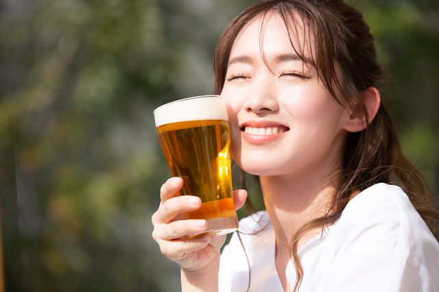 グラスからビールを飲むアジアの若い女の子 ストックフォト, 飲み会, 若い女性, Hd写真撮影写真背景壁紙画像素材無料ダウンロード - Pngtree