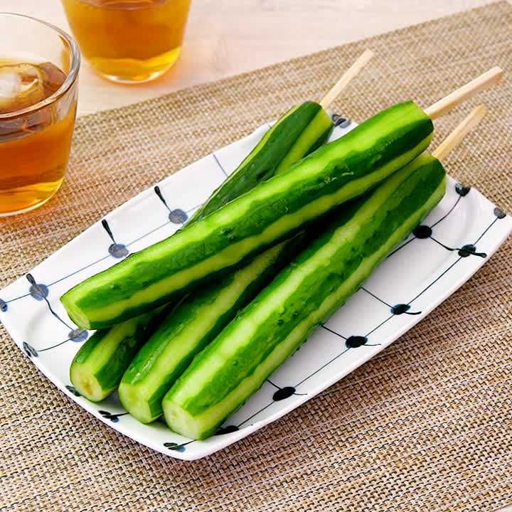 ファミマのきゅうりの1本漬け。 浅漬けですね。さっぱり冷たくて暑い日に美味しい！ファミマコンビニきゅうりきゅうり一本漬け浅漬け夏夏本番暑い日暑い日にピッタリ日本食事日本暮らし日本生活本帰国