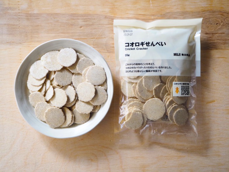 食品昆虫:コオロギは、食品が将来の食べ物のために袋布に箸とソースでプレートで食べられる食事の高タンパク質食べ物の良い供給源であるように食べるためにカリカリを揚げました。エントファジーコンセプト。の写真素材・画像素材Image 120937334