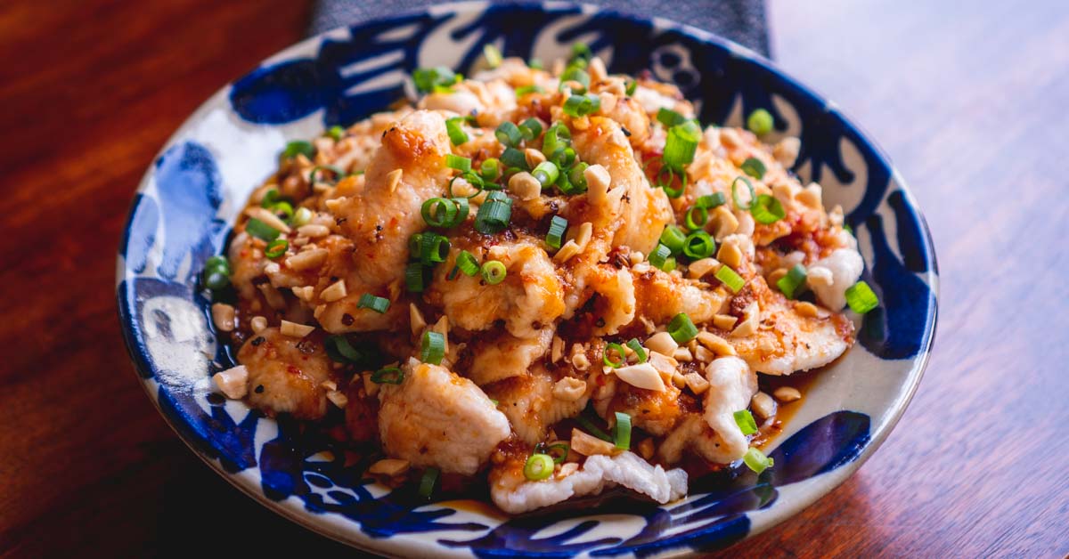 作り置きレシピ しっとり柔らか!鶏胸肉の茹で鶏 ネギ塩ダレ - 華やかごはん