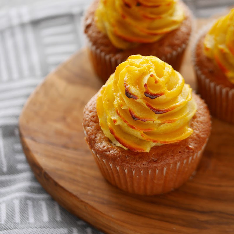 材料4つ!レンジさつまいもケーキ🍠 , レンジで時短・簡単, 優しい甘みのさつまいもケーキレシピ🍠🍰, さつまいもをレンジで加熱して,砂糖、卵、牛乳を混ぜて, 再度レンジで加熱するだけ *'ω'* , オーブンも使わず、型もタッパーなので, だれでも簡単に作れます♪, ✂︎- - -- - - - -キリトリ- - - - - - - - - - -,