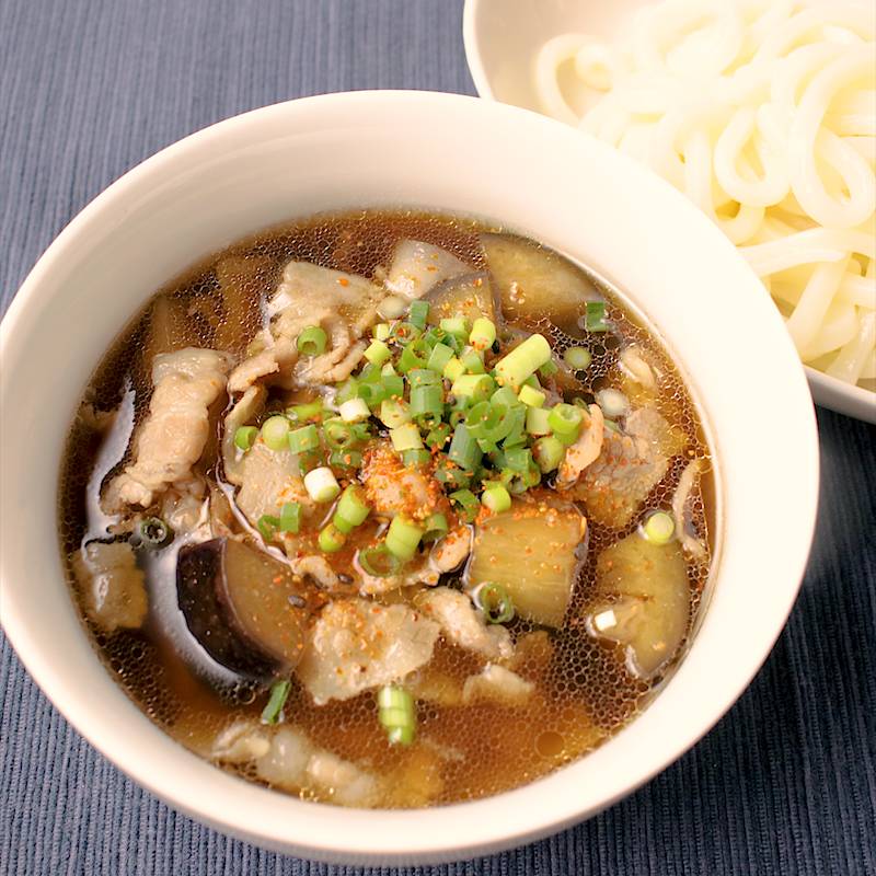 PRJOYL,やる気1%でごま油つけうどん , 調味料3つ混ぜただけでこれはほんまにやばい。,材料 , 冷凍うどん1玉,JOYL「AJINOMOTOごま油好きの純正ごま油」大さじ3, 「丸鶏がらスープ™」小さじ1, おろしにんにく2cm, ※白ごま, ※きざみねぎ,※ゆで卵,作り方 , ①冷凍うどんを規定時間チンしたら冷水で〆る, ②