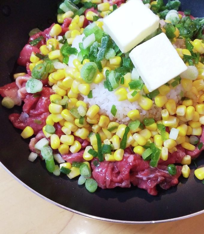 橋本 彩料理家レシピ ▶︎スワイプ ※たっぷり2人分フライパンでペッパーランチ風ごはん . 香ばしいにんにくしょうゆ味に、バターコーンがたまらん😫💕 . しにゃさん @shinya6727 のホットプレートでつくる ペッパーランチごはんがおいしそうすぎて