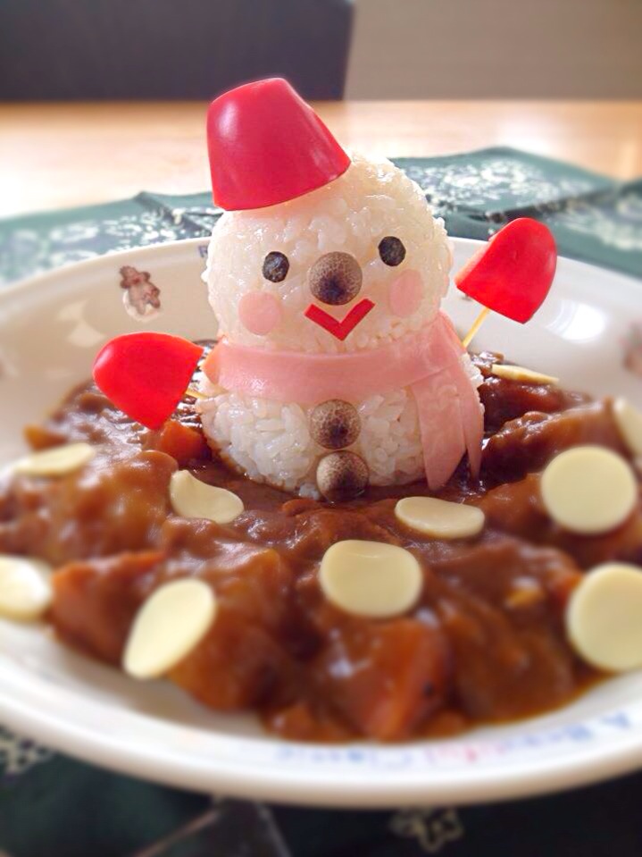 カレーライスを雪だるまみたいに トッピングしてみました⛄️❤️ 市販のカレールーに これ!うま!!つゆをプラスすると よりコクが出て美味しくなるのでとってもおすすめです🥺 皆さんもぜひ作ってみてくださいね✨ ▽材料 豚こま肉 150g にんじん 1本 じゃがいも 2個