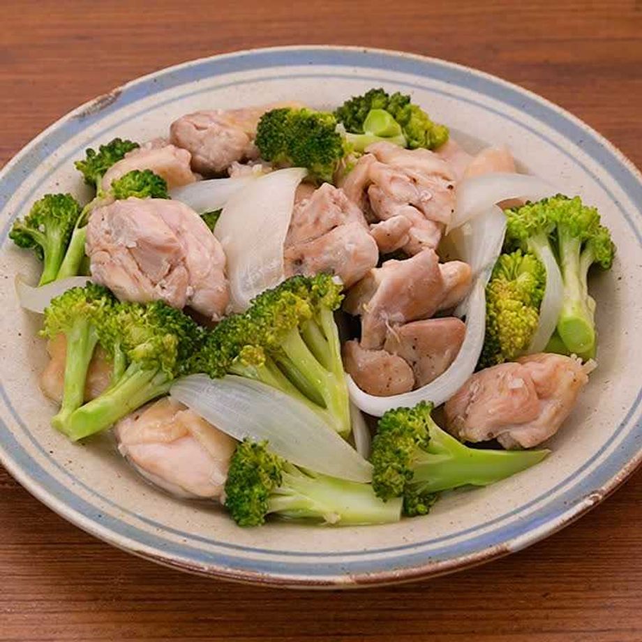 鶏肉・ブロッコリー・玉ねぎのレモン蒸し鍋