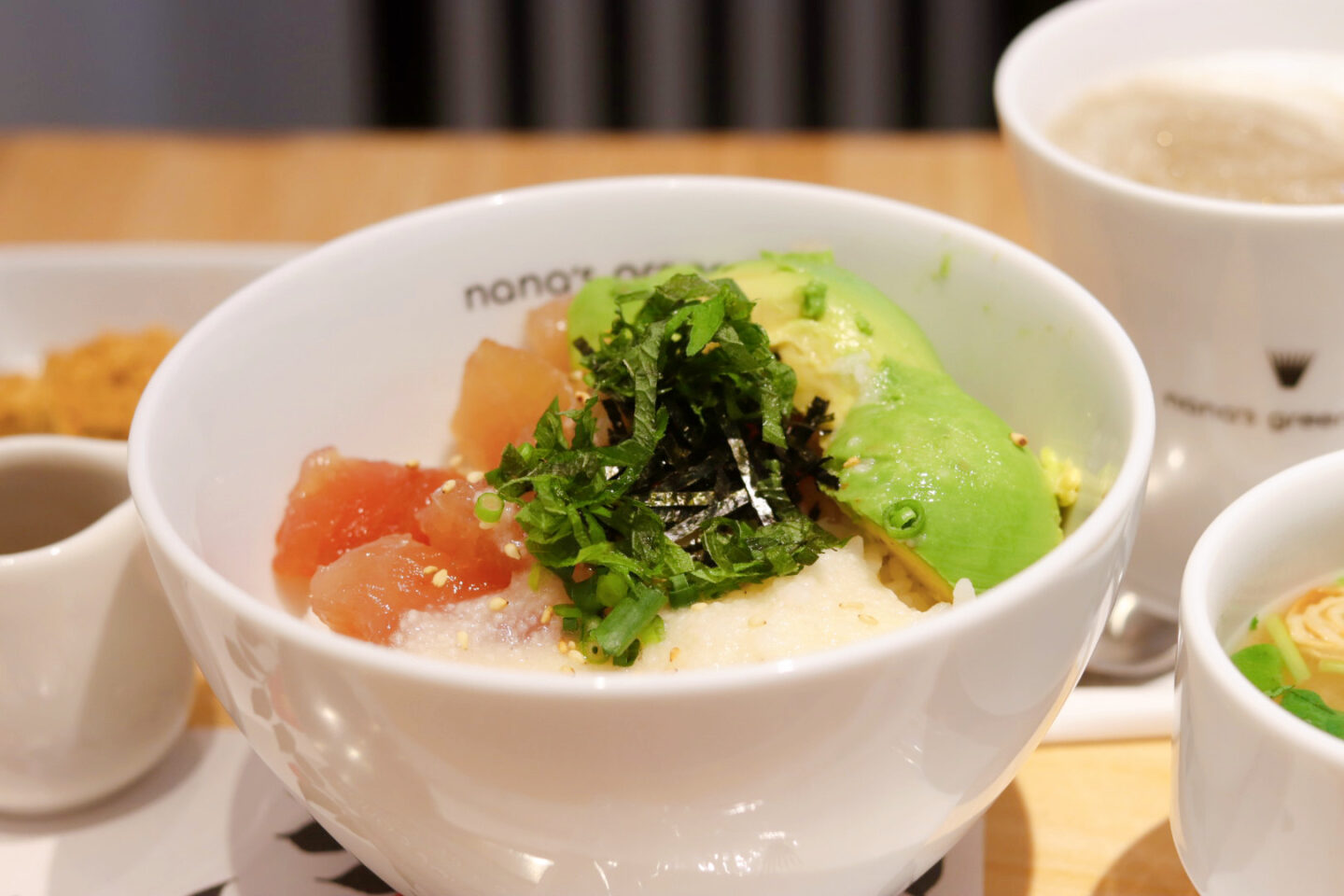 マグロとアボカド、山芋のなめ茸ユッケ - テーブルランド