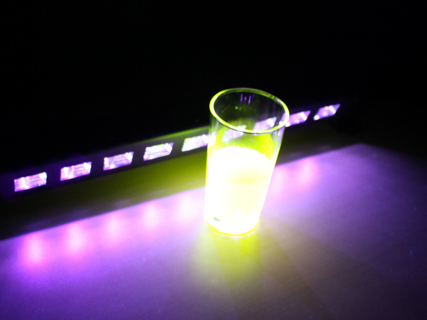 紫外線で光る食品 身の回りの光る飲み物いただきます!ラボ