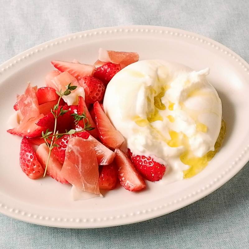 うま味たっぷりの醤油とバルサミコで食べる！ブッラータ＆いちごのサラダ 簡単レシピ - CHEESE STAND Media