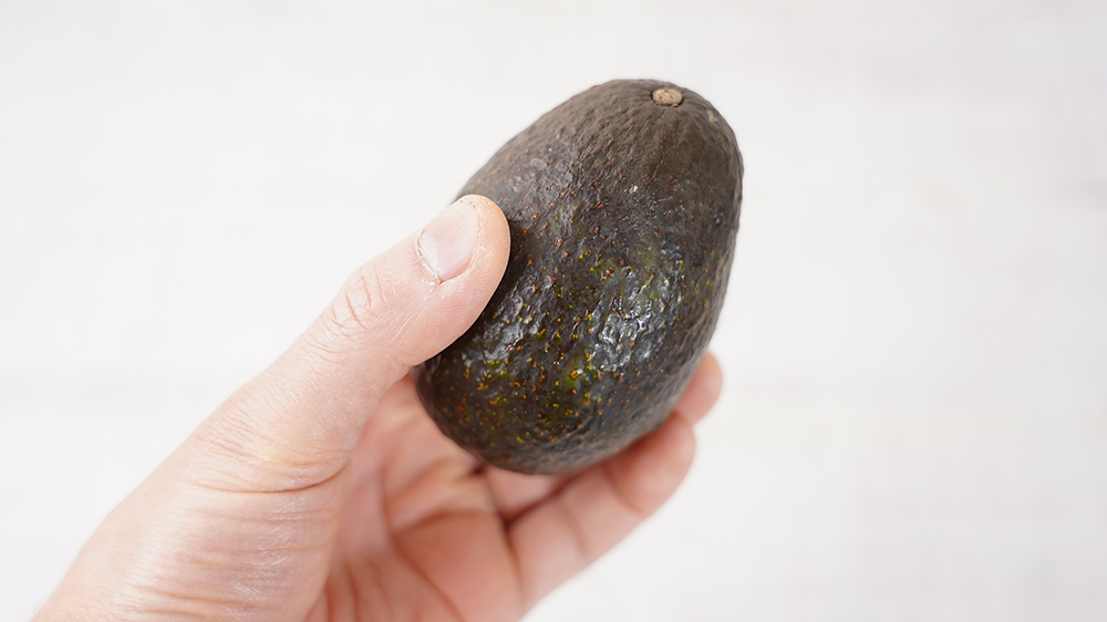 簡単！アボカドの食べ頃を見分けるには？初心者でも食べ頃を見分けられる３つの方法ONIGO通信スーパー価格で、すぐ届く。ONIGO