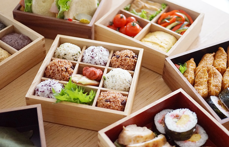 赤い花模様の3段重箱 お正月 重箱 おしゃれ 3段 通販 オードブル重 お重箱 三段 おせち重 お弁当箱 お節 御節 18.0cm スクエア 正方形日本製 和風 モダン ランチボックス オシャレ シンプル 3900ml 3人 4人 レジャー 正月 迎春 行楽 花見 運動会 ピクニック